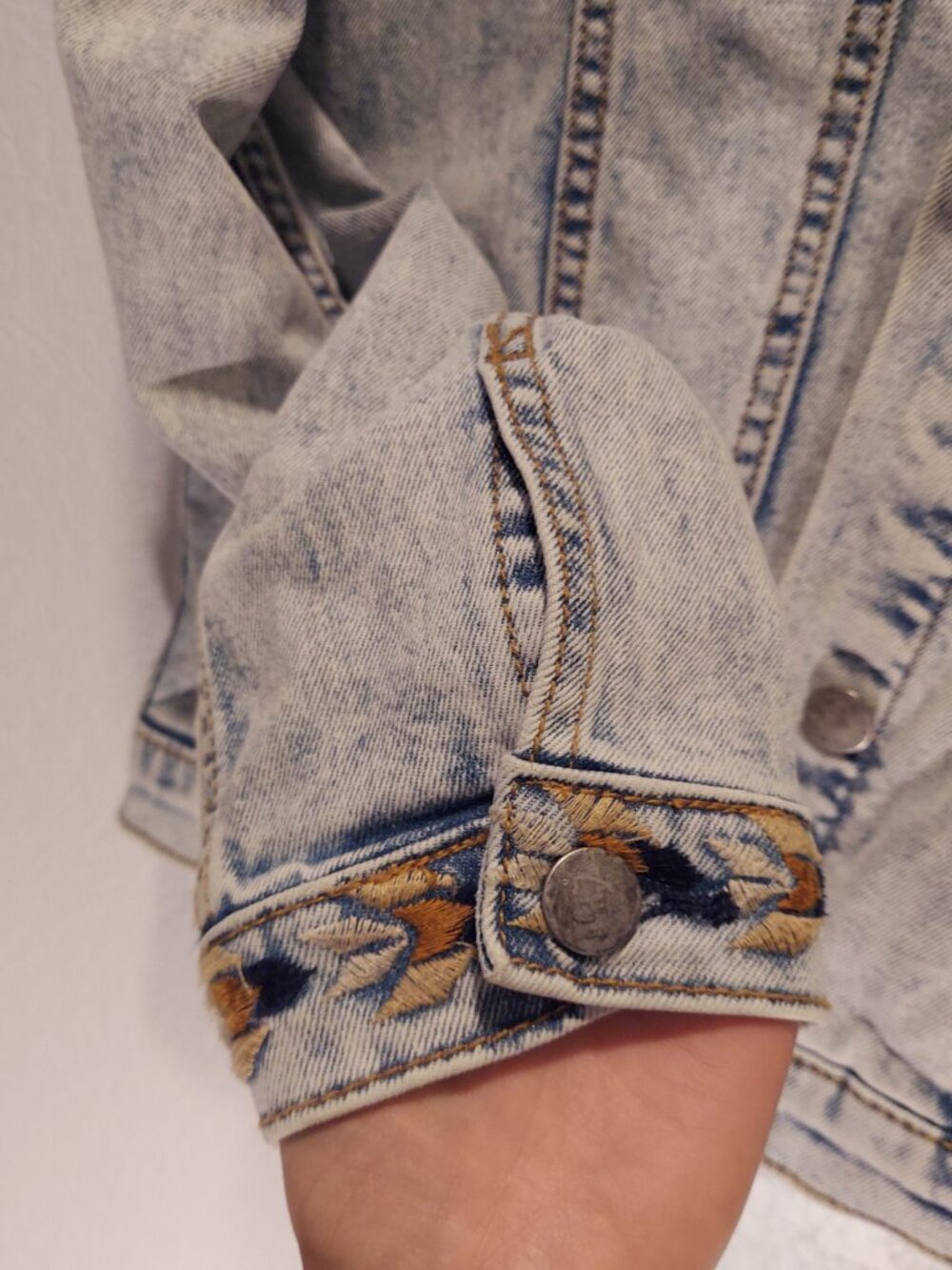 Driftwood Embroidered Denim Jacket Sherpa Collar Western Aztec Acid Wash Trucker - Picture 7 of 13